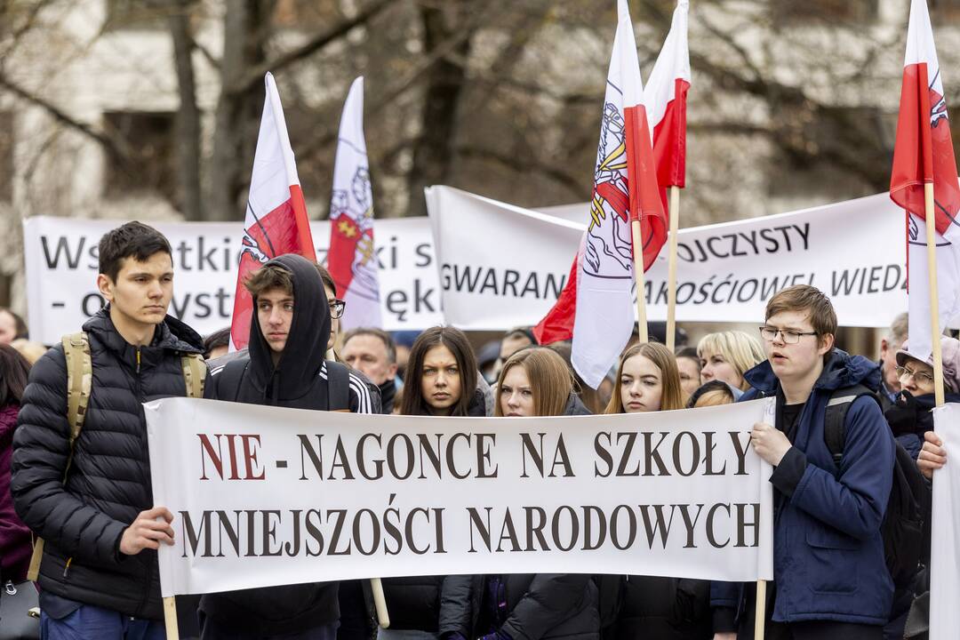 Lenkų protestas dėl mokyklų jungimo