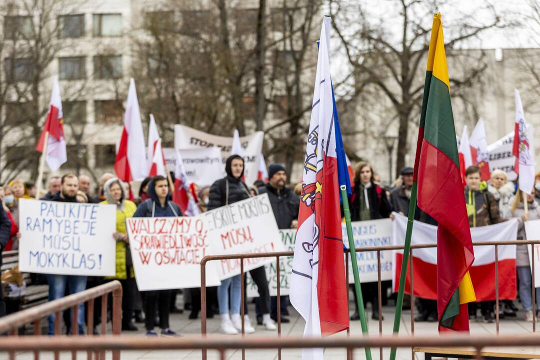 Lenkų protestas dėl mokyklų jungimo