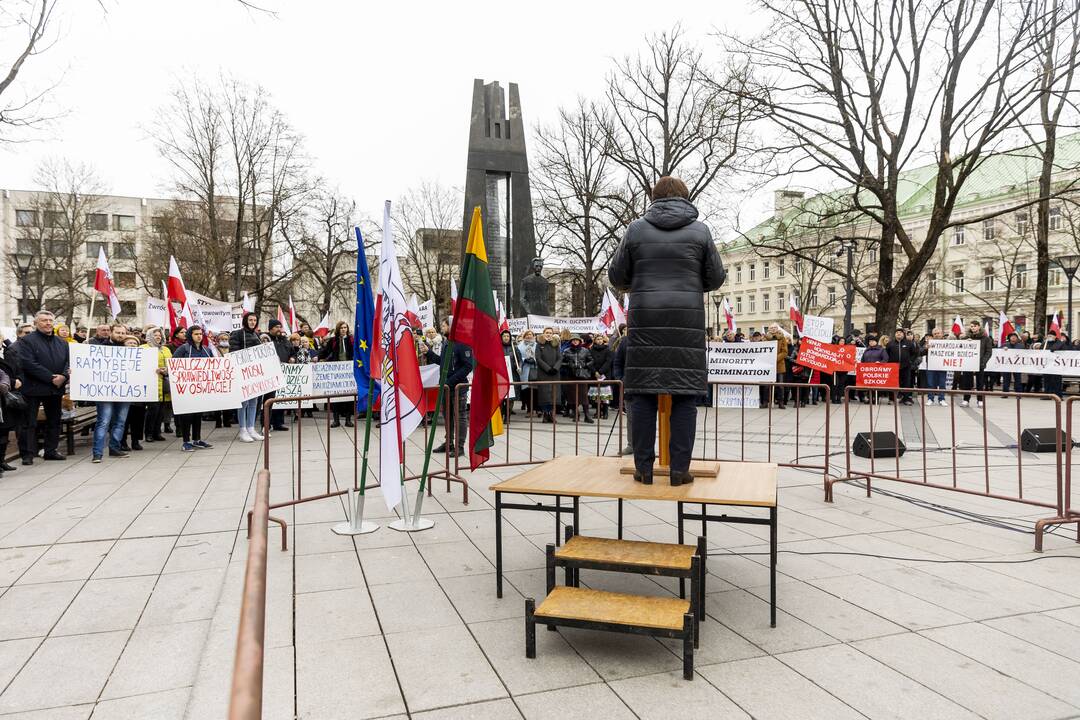 Lenkų protestas dėl mokyklų jungimo