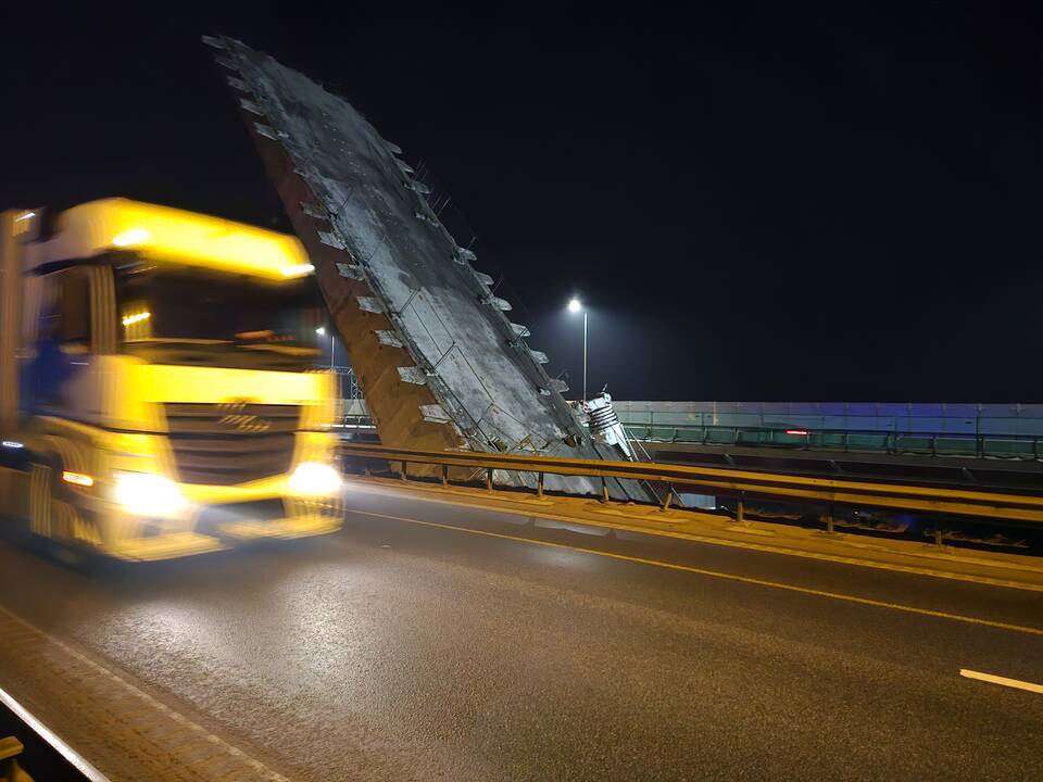 Nugriuvo tvarkomo A. Meškinio tilto konstrukcija