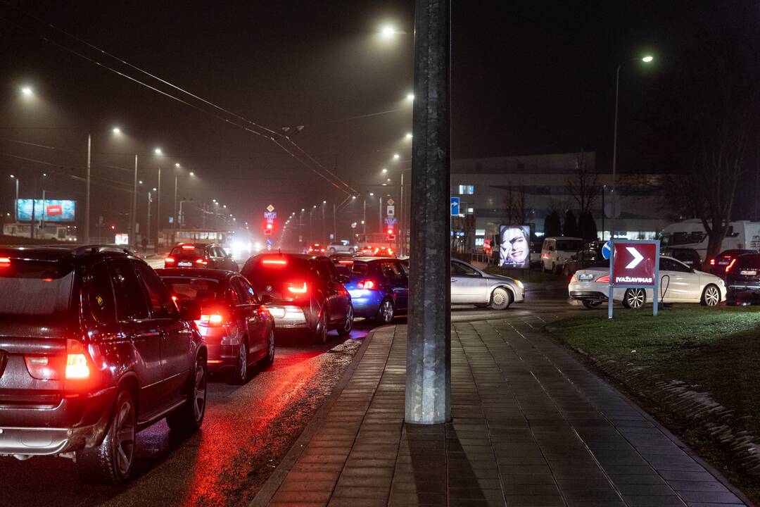 Automobilių eilės prie „McDonald’s“ restoranų