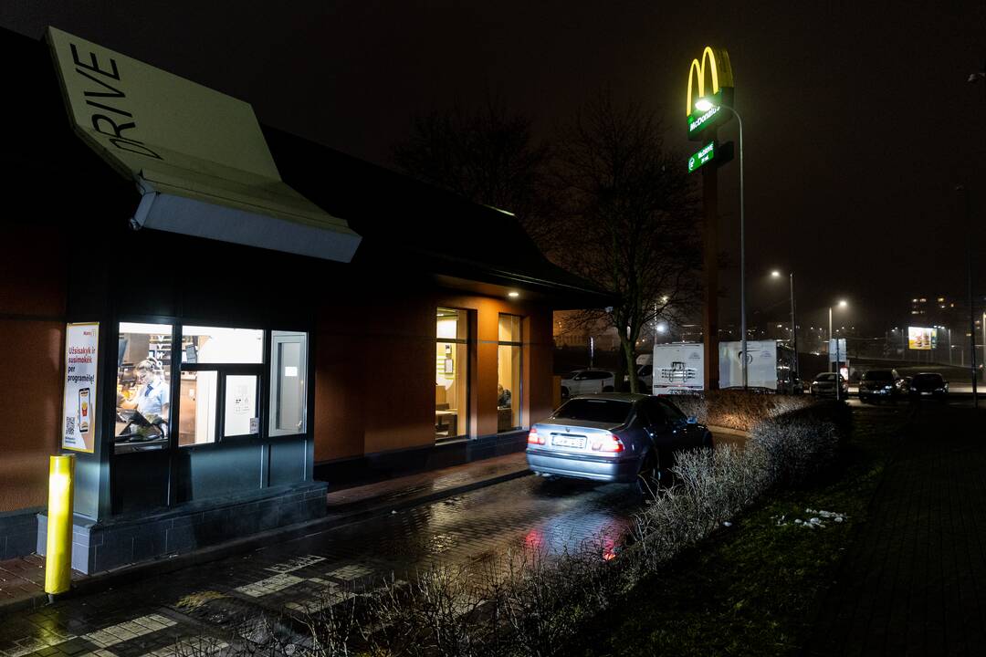 Automobilių eilės prie „McDonald’s“ restoranų