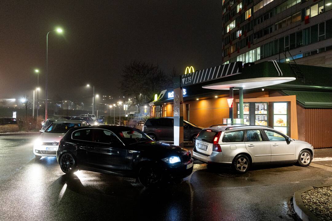 Automobilių eilės prie „McDonald’s“ restoranų