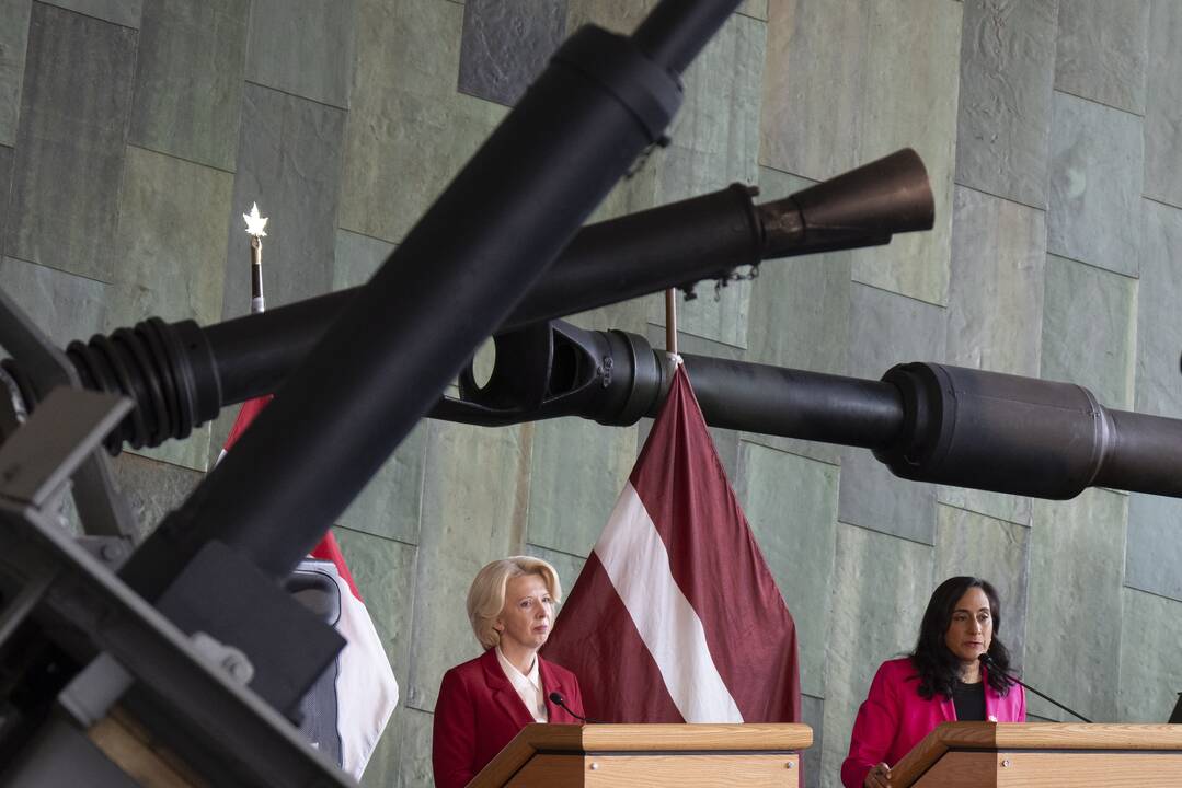 Anita Anand ir Inara Murniece 