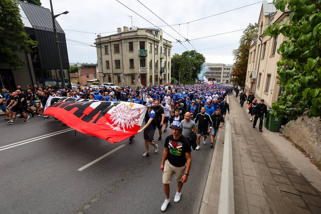 Pozanės „Lech“ sirgalių eisena į Dariaus ir Girėno stadioną