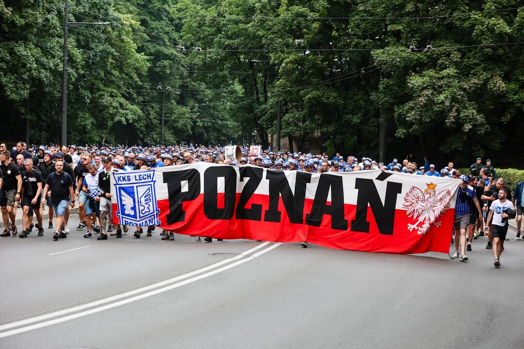 Pozanės „Lech“ sirgalių eisena į Dariaus ir Girėno stadioną