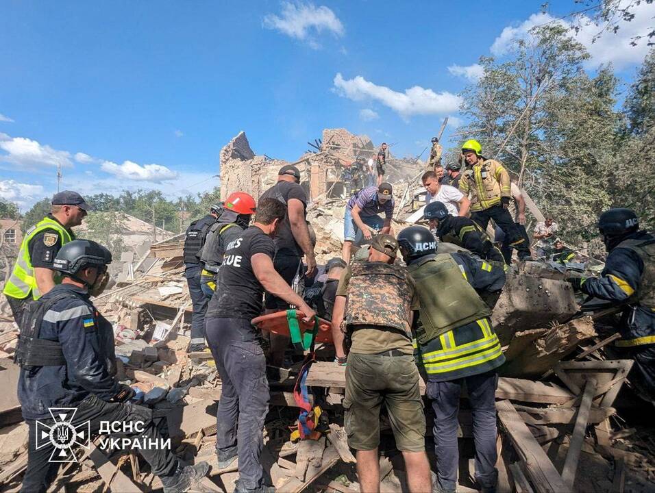 Kryvyj Rihe per raketų ataką žuvusių žmonių skaičius išaugo iki devynių, dar 29 buvo sužeisti