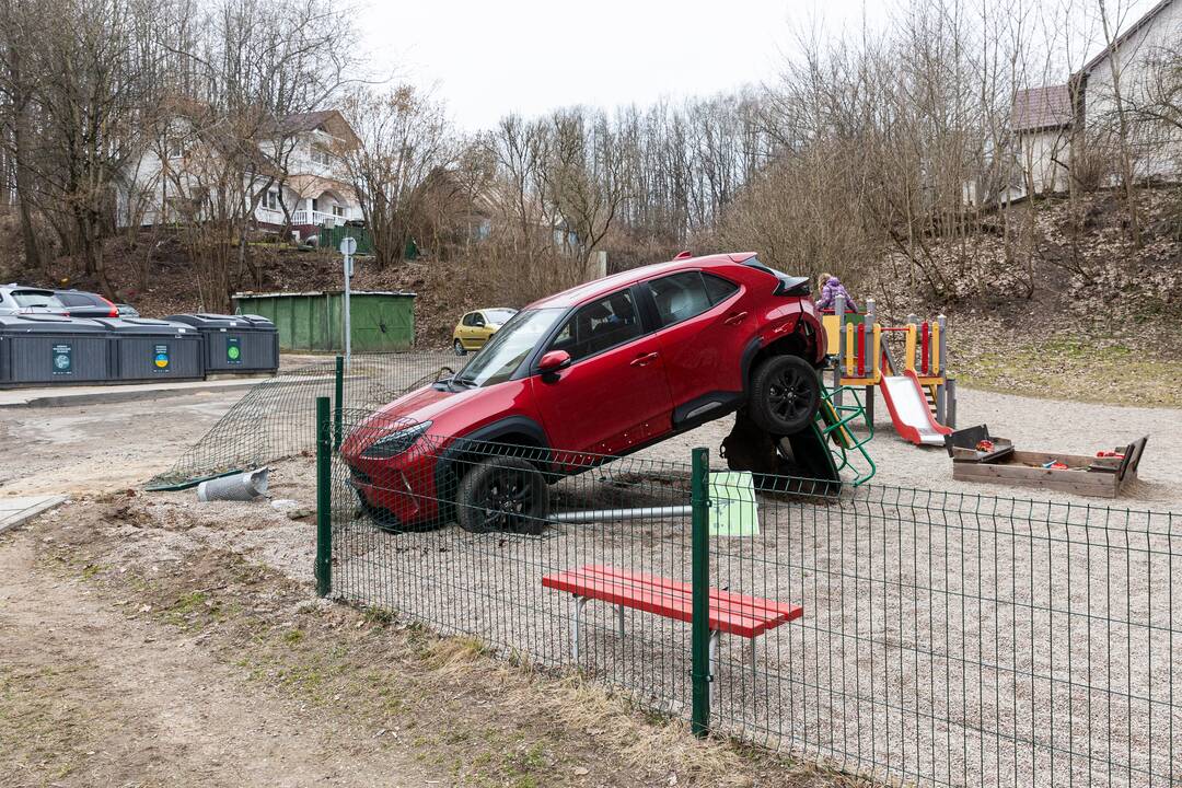 Vilniuje automobilis pakibo vaikų žaidimų aikštelėje