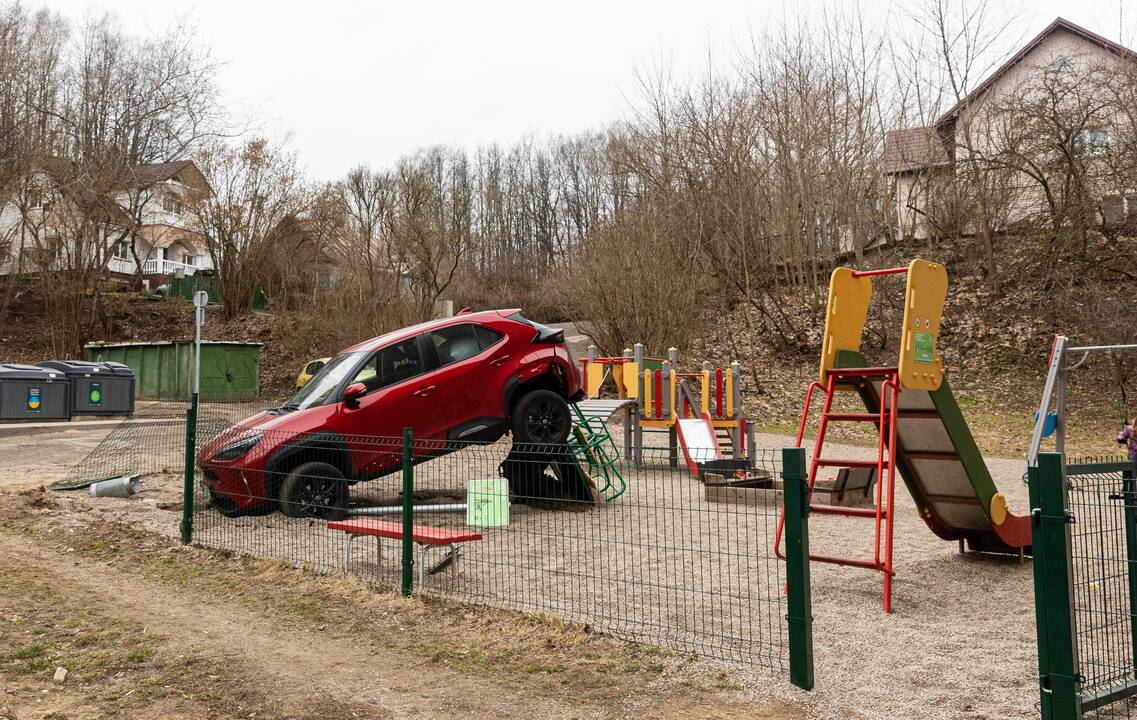 Vilniuje automobilis pakibo vaikų žaidimų aikštelėje