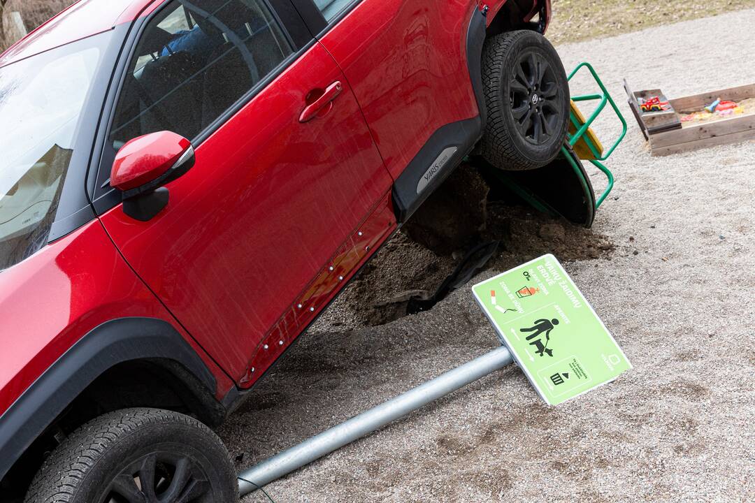 Vilniuje automobilis pakibo vaikų žaidimų aikštelėje