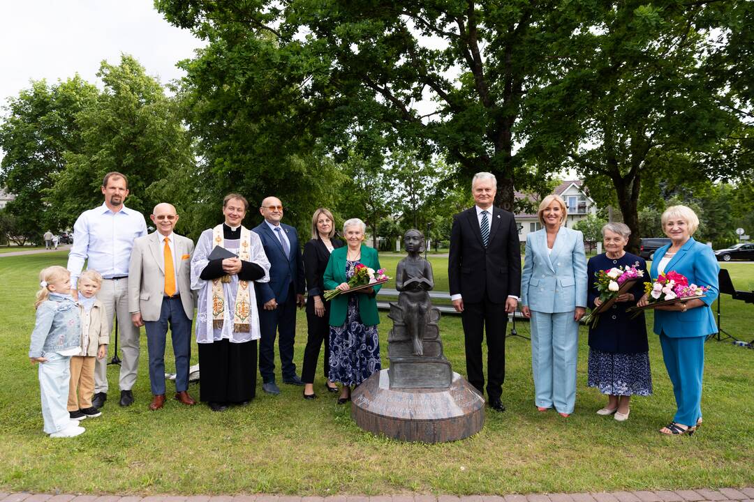 Širvintose atidengta J. Marcinkevičiui atminti skirta skulptūra „Skaitanti mergaitė“
