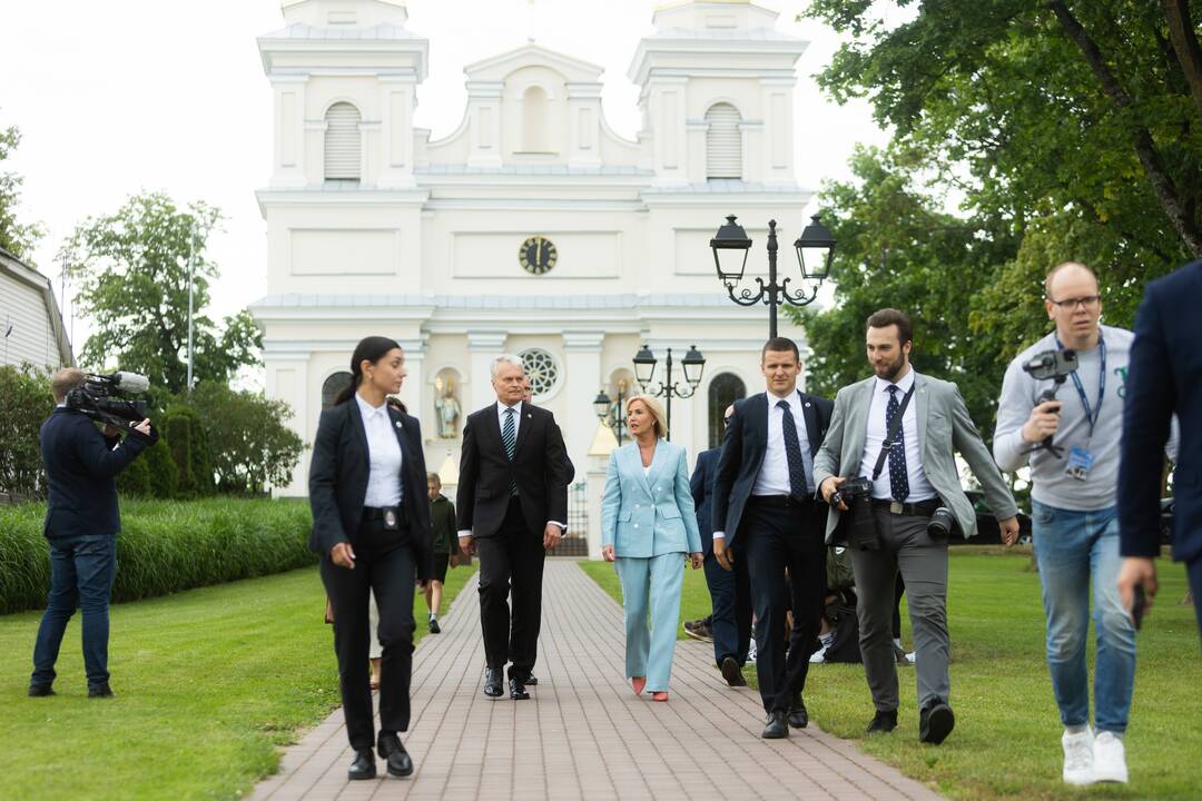 Širvintose atidengta J. Marcinkevičiui atminti skirta skulptūra „Skaitanti mergaitė“