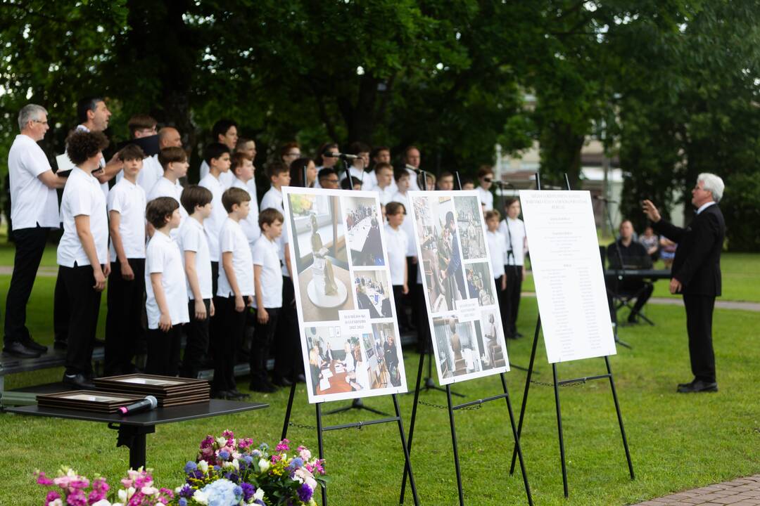 Širvintose atidengta J. Marcinkevičiui atminti skirta skulptūra „Skaitanti mergaitė“