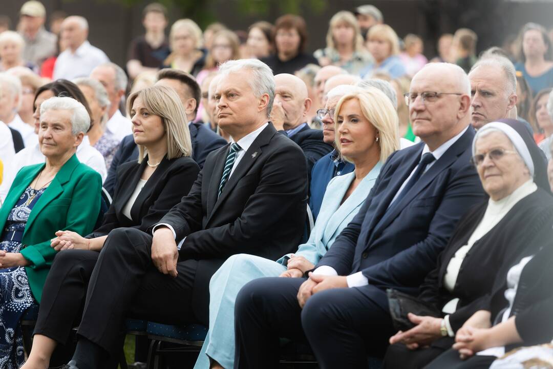 Širvintose atidengta J. Marcinkevičiui atminti skirta skulptūra „Skaitanti mergaitė“