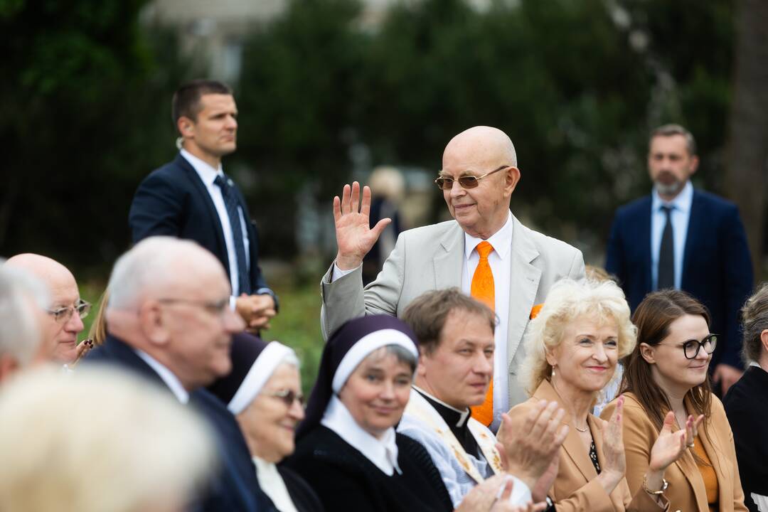 Širvintose atidengta J. Marcinkevičiui atminti skirta skulptūra „Skaitanti mergaitė“