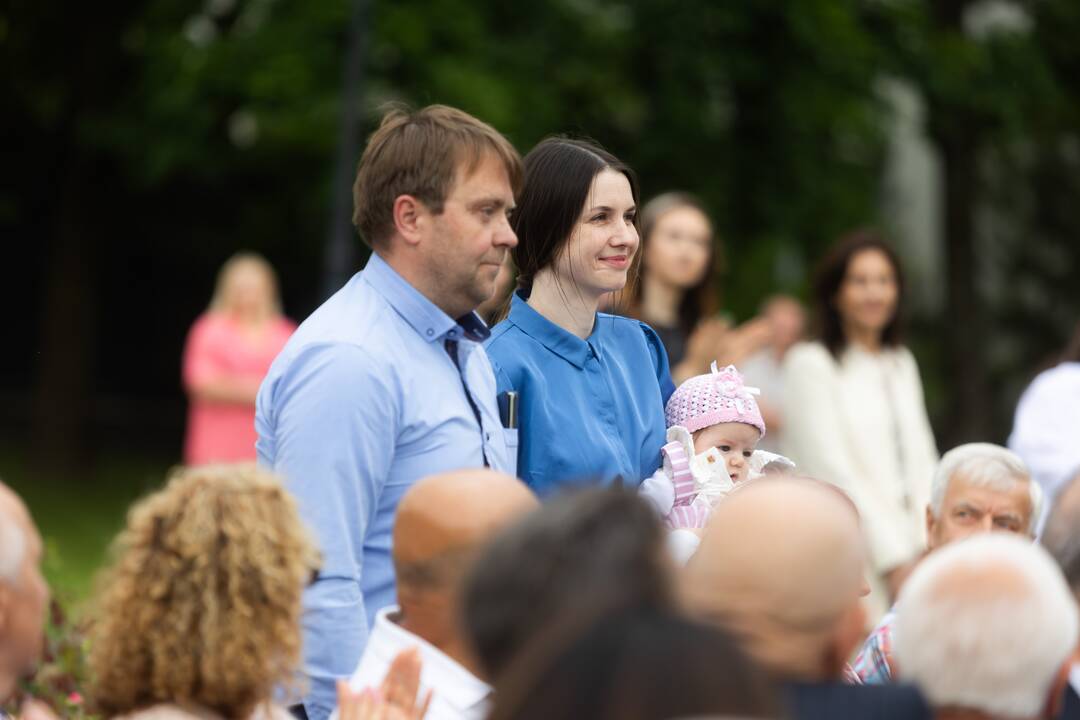 Širvintose atidengta J. Marcinkevičiui atminti skirta skulptūra „Skaitanti mergaitė“