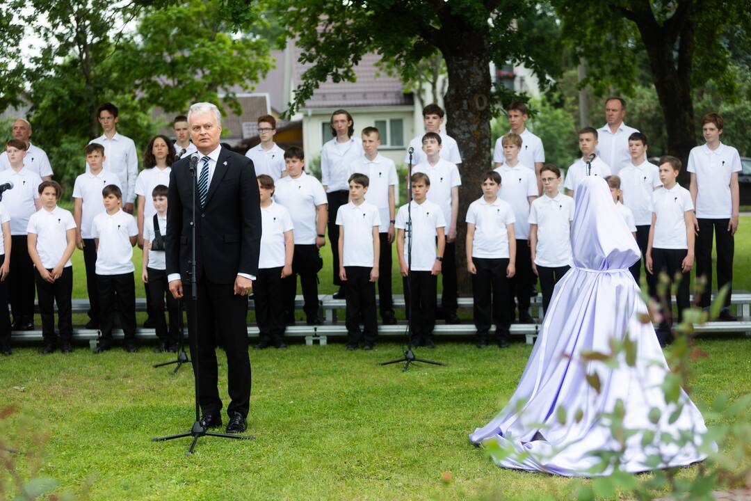 Širvintose atidengta J. Marcinkevičiui atminti skirta skulptūra „Skaitanti mergaitė“