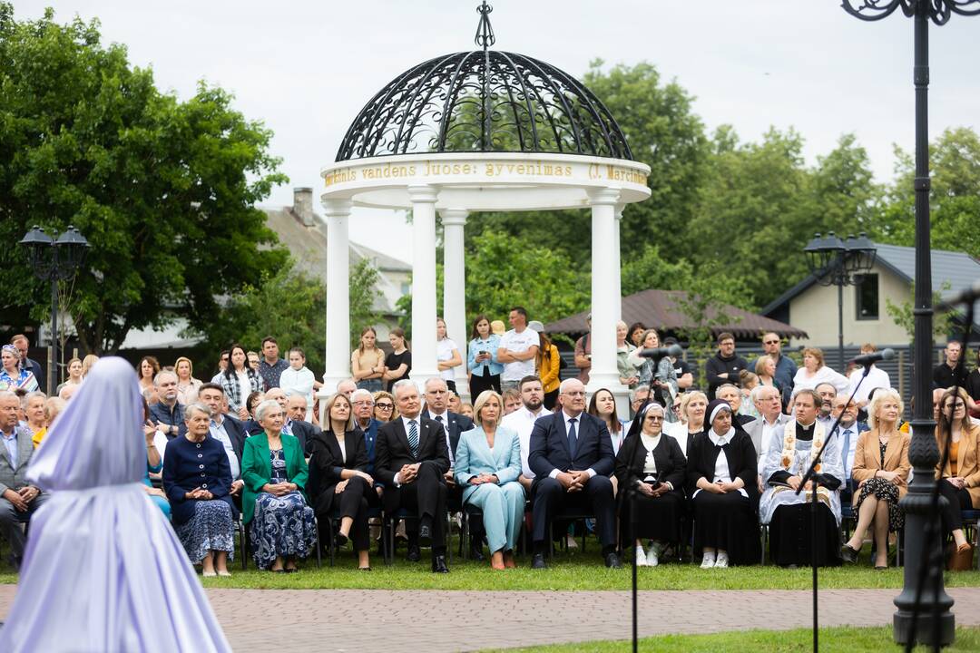 Širvintose atidengta J. Marcinkevičiui atminti skirta skulptūra „Skaitanti mergaitė“