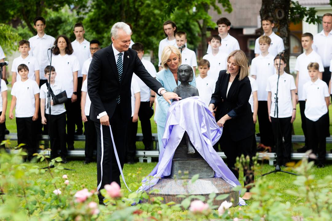 Širvintose atidengta J. Marcinkevičiui atminti skirta skulptūra „Skaitanti mergaitė“