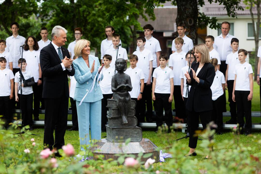 Širvintose atidengta J. Marcinkevičiui atminti skirta skulptūra „Skaitanti mergaitė“