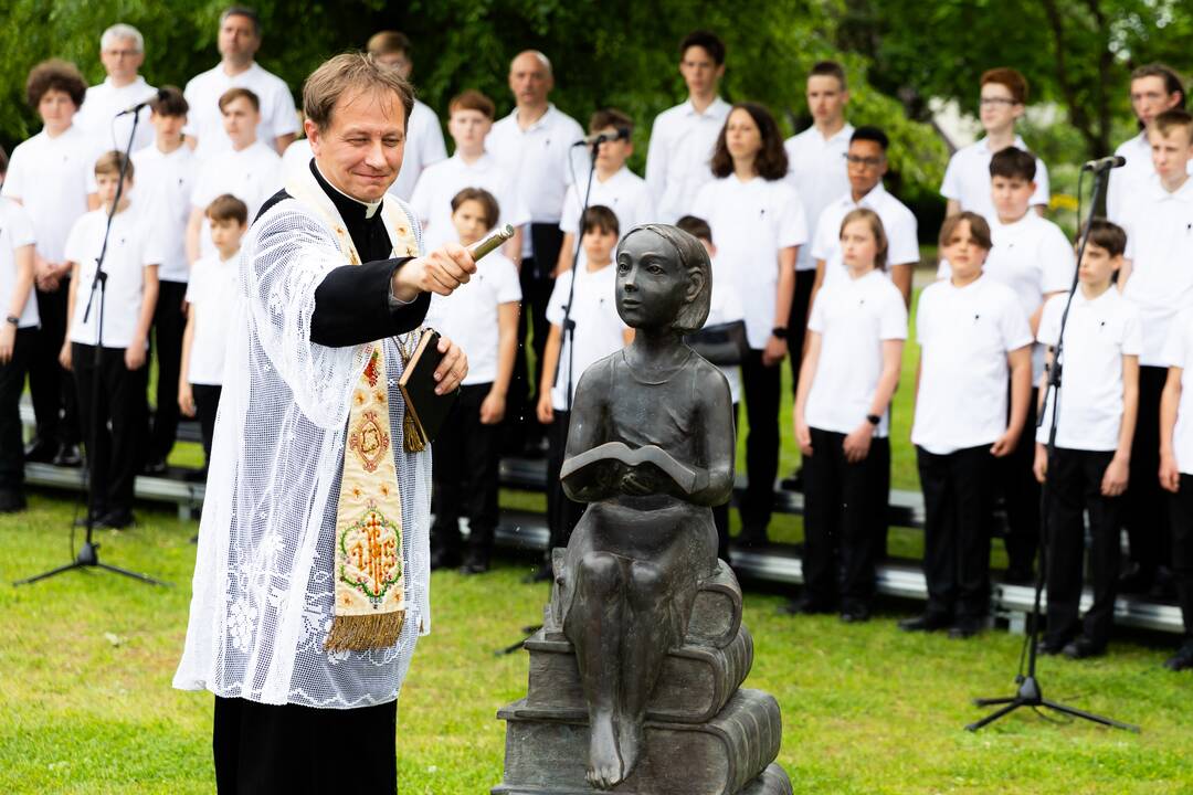 Širvintose atidengta J. Marcinkevičiui atminti skirta skulptūra „Skaitanti mergaitė“
