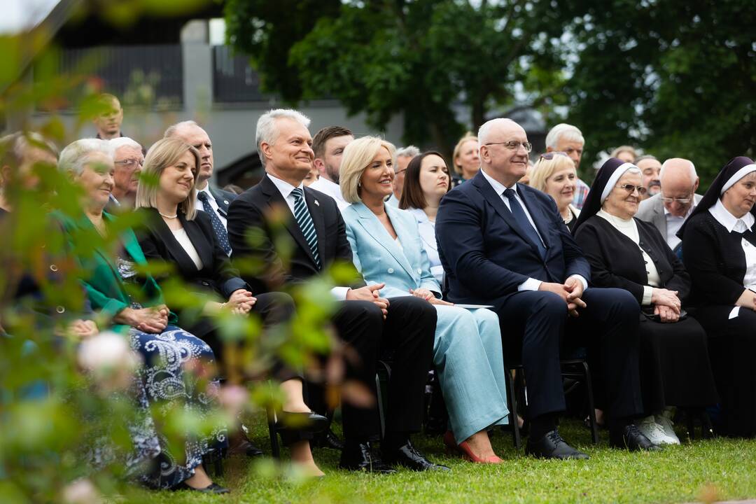Širvintose atidengta J. Marcinkevičiui atminti skirta skulptūra „Skaitanti mergaitė“