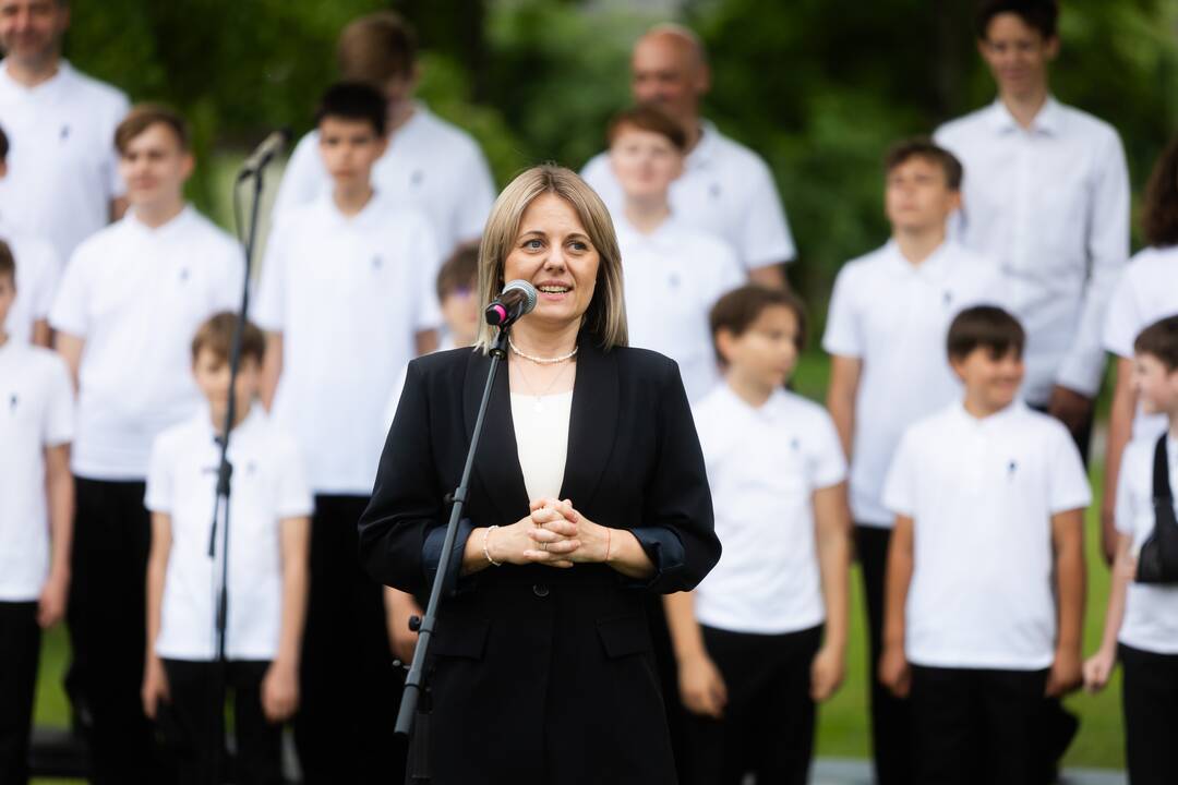 Širvintose atidengta J. Marcinkevičiui atminti skirta skulptūra „Skaitanti mergaitė“
