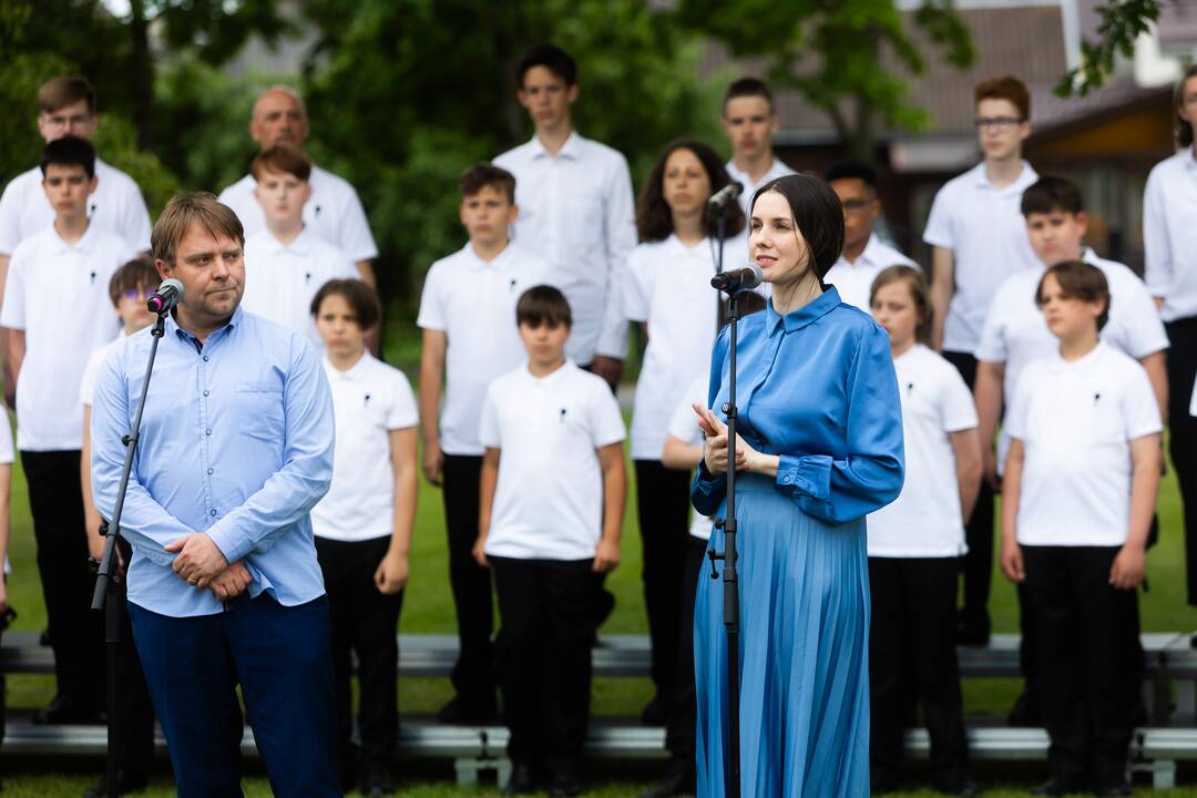 Širvintose atidengta J. Marcinkevičiui atminti skirta skulptūra „Skaitanti mergaitė“