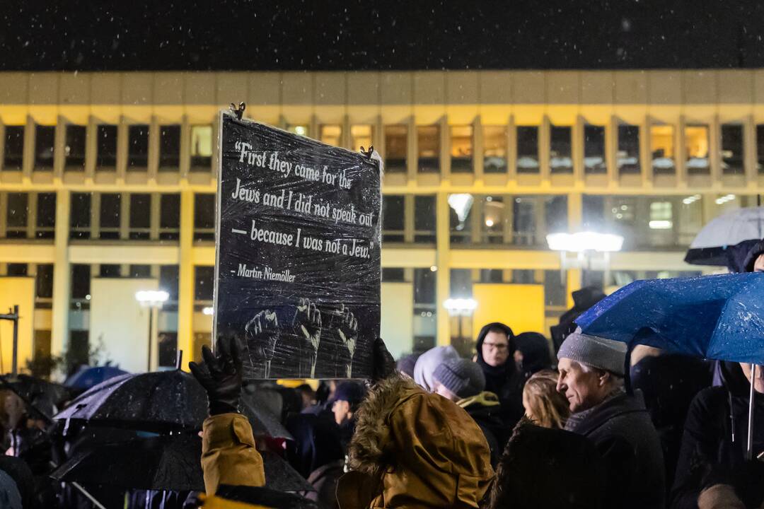 Protestas prie Seimo: „Dešimt tylos minučių“