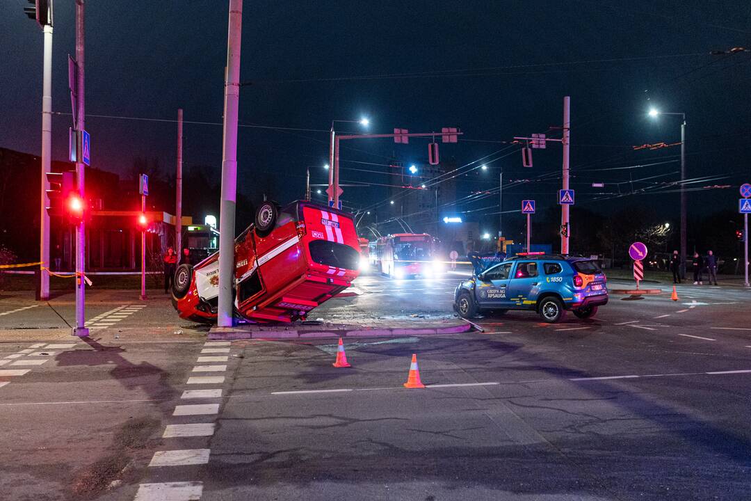 Vilniuje į apsaugininkus rėžėsi ugniagesių autobusiukas