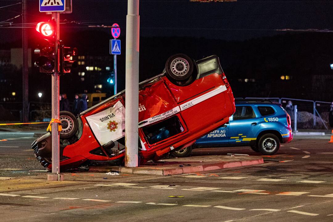 Vilniuje į apsaugininkus rėžėsi ugniagesių autobusiukas