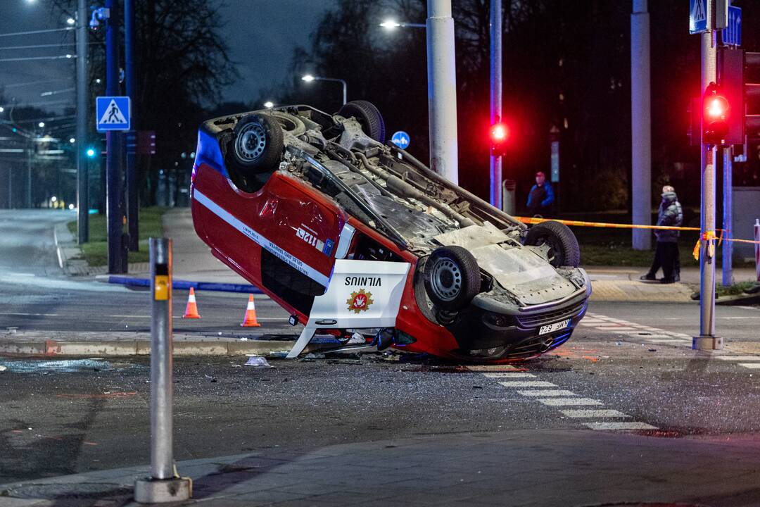 Vilniuje į apsaugininkus rėžėsi ugniagesių autobusiukas