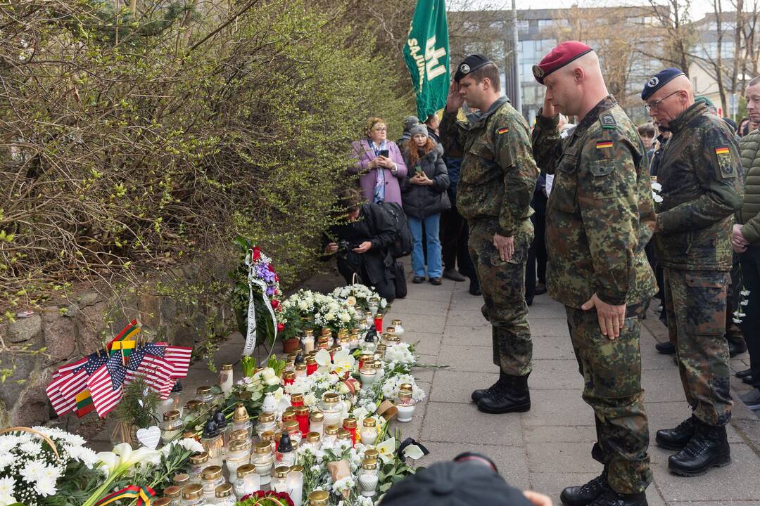 JAV karių pagerbimas prie JAV ambasados Vilniuje