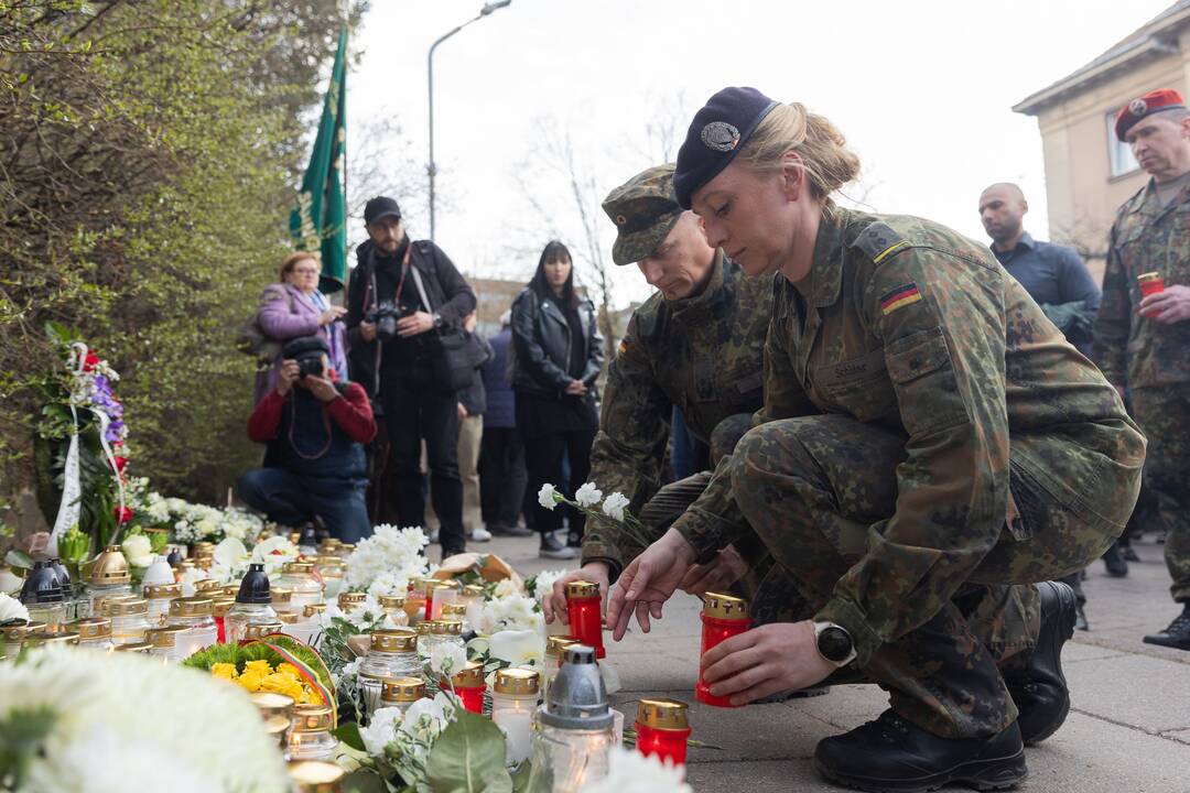 JAV karių pagerbimas prie JAV ambasados Vilniuje
