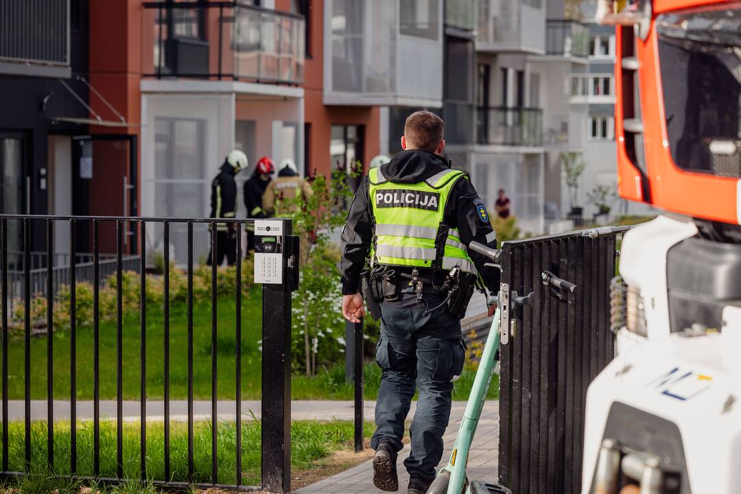 Prie Sausio 13-osios g. 31 namo specialiųjų tarnybų sujudimas
