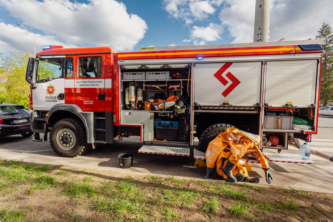 Prie Sausio 13-osios g. 31 namo specialiųjų tarnybų sujudimas