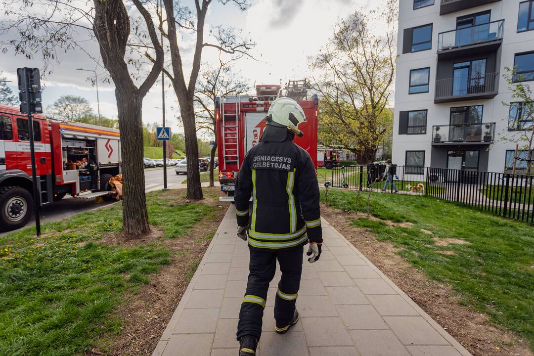 Prie Sausio 13-osios g. 31 namo specialiųjų tarnybų sujudimas