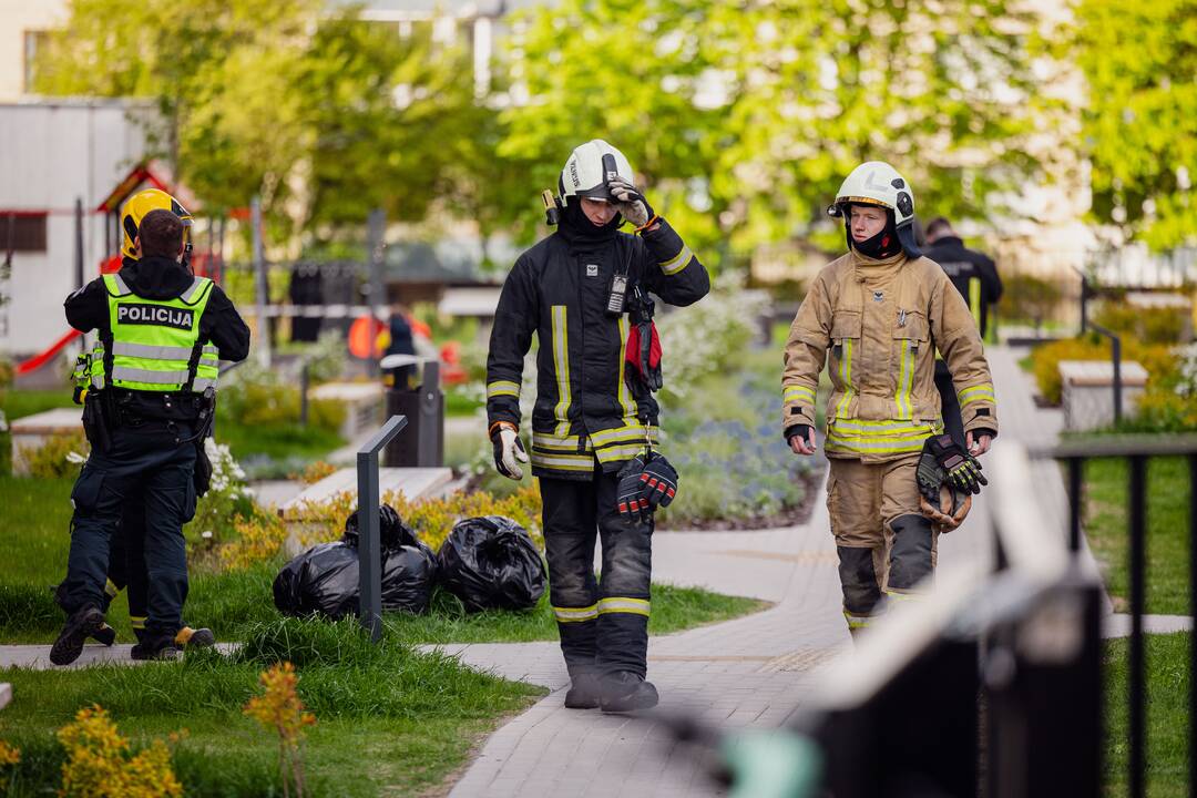 Prie Sausio 13-osios g. 31 namo specialiųjų tarnybų sujudimas