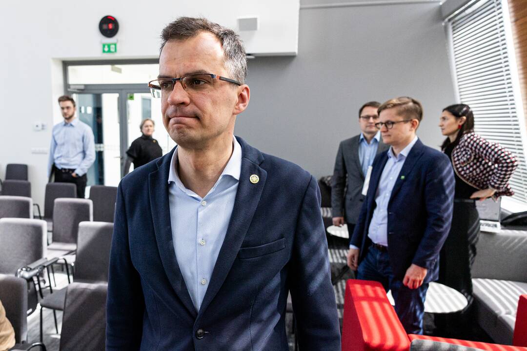Spaudos konferencija dėl gaisro atliekų rūšiavimo įmonėje