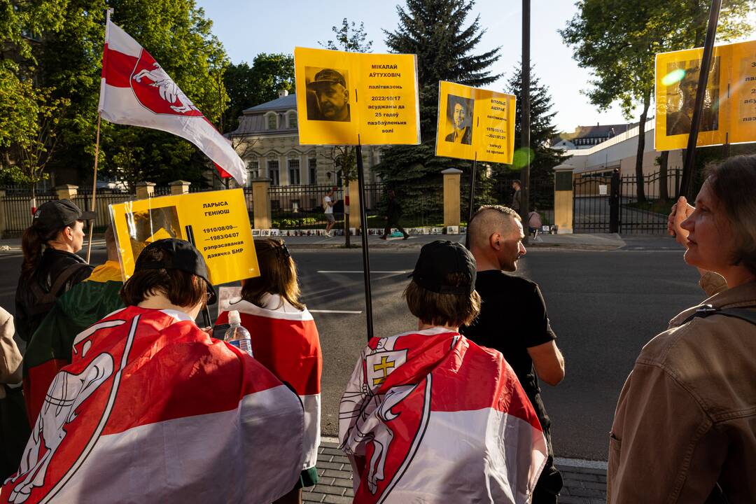 Baltarusių protestas prie Baltarusijos ambasados