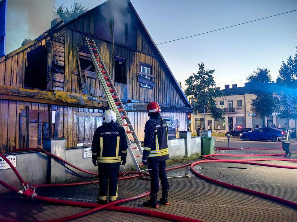 Savanorių prospekte liepsnos talžė medinį namą