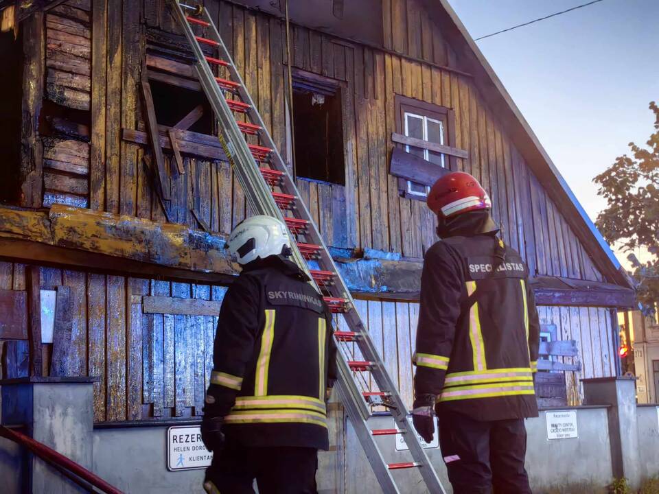 Savanorių prospekte liepsnos talžė medinį namą