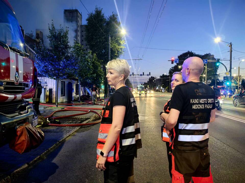 Savanorių prospekte liepsnos talžė medinį namą