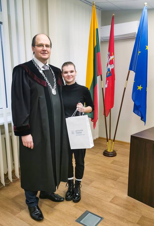 Projekto „Diena su teisėju“ dalyvės su Teismo pirmininko pavaduotoja V. Motiejūniene, Teismo pirmininku A. Purvainiu ir teisėja V. Padriezaite