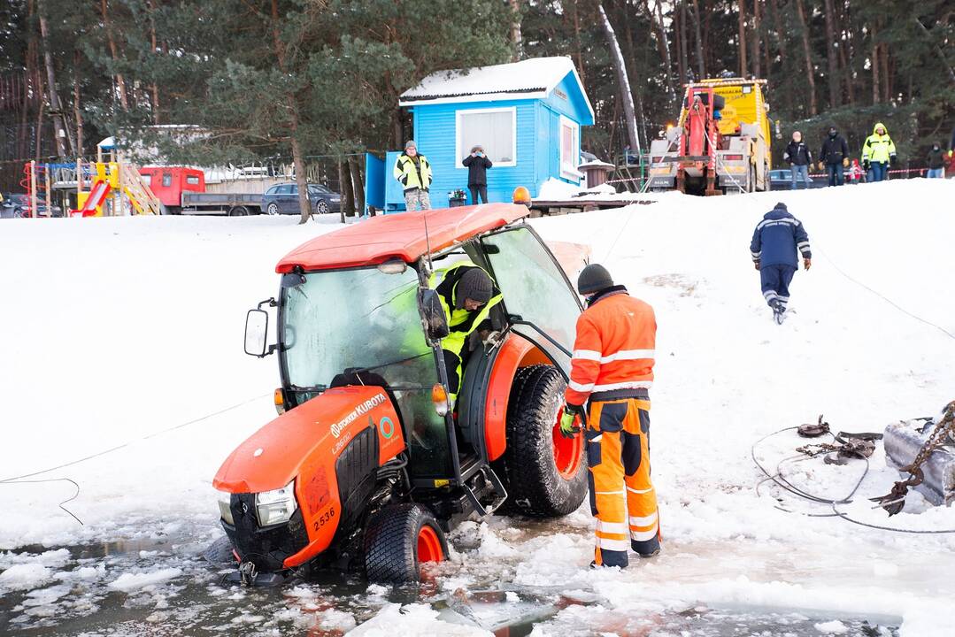 Traktoriaus gelbėjimo operacija