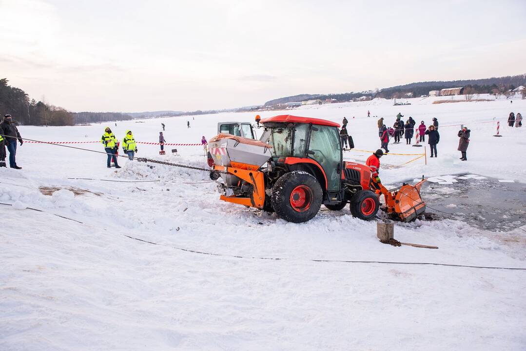 Traktoriaus gelbėjimo operacija