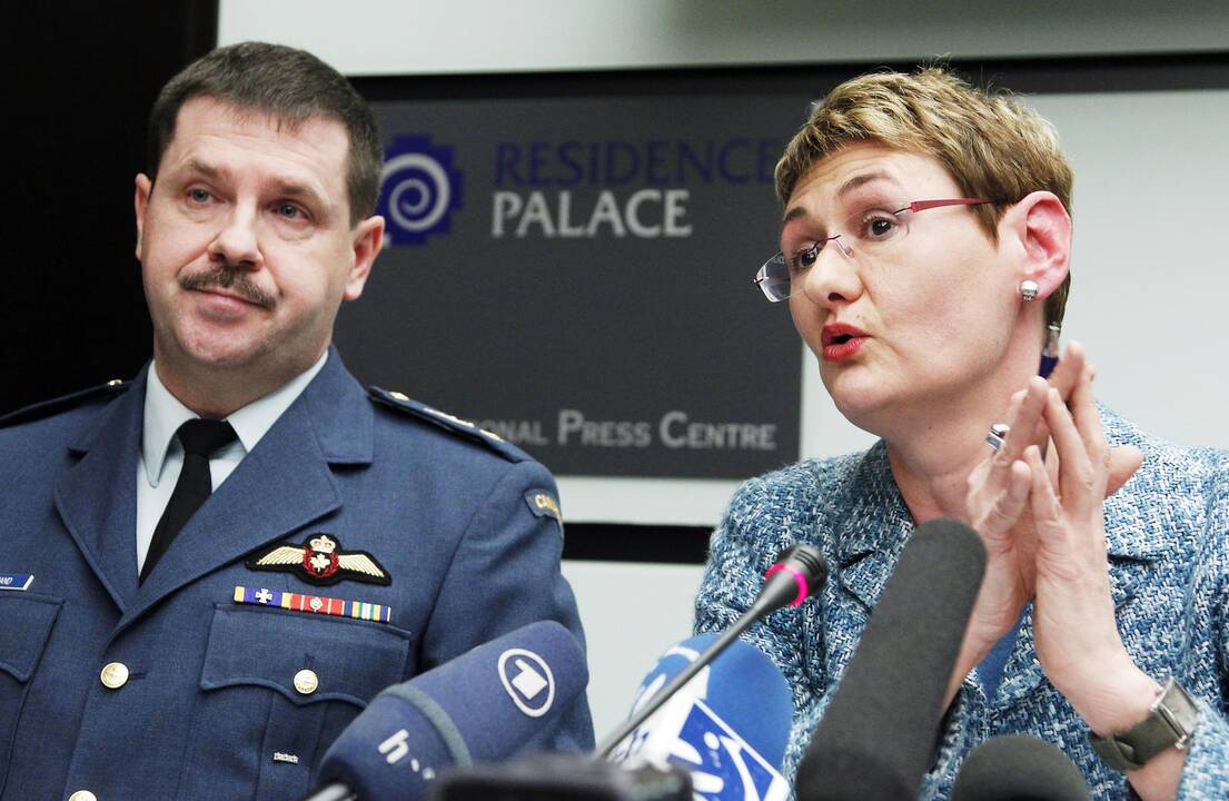 NATO atstovė Oana Lungescu (dešinėje)