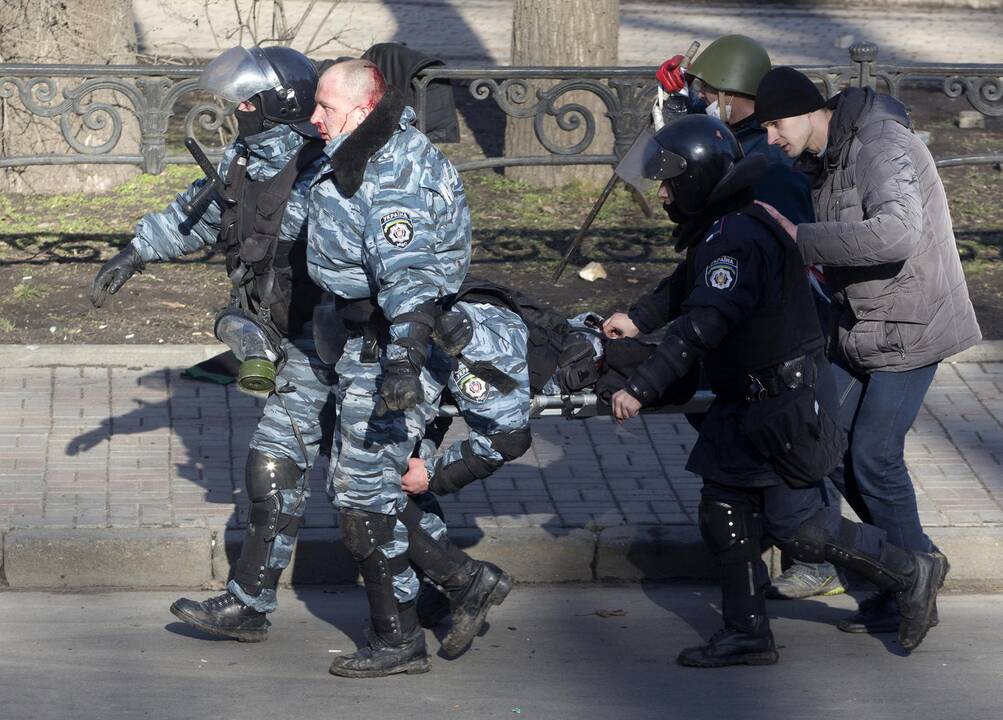 Demonstrantai išliejo savo pyktį ant V.Janukovyčiaus partijos, kai susirėmimai su milicijos pajėgomis įsiplieskė prie netoliese esančio parlamento pastato.