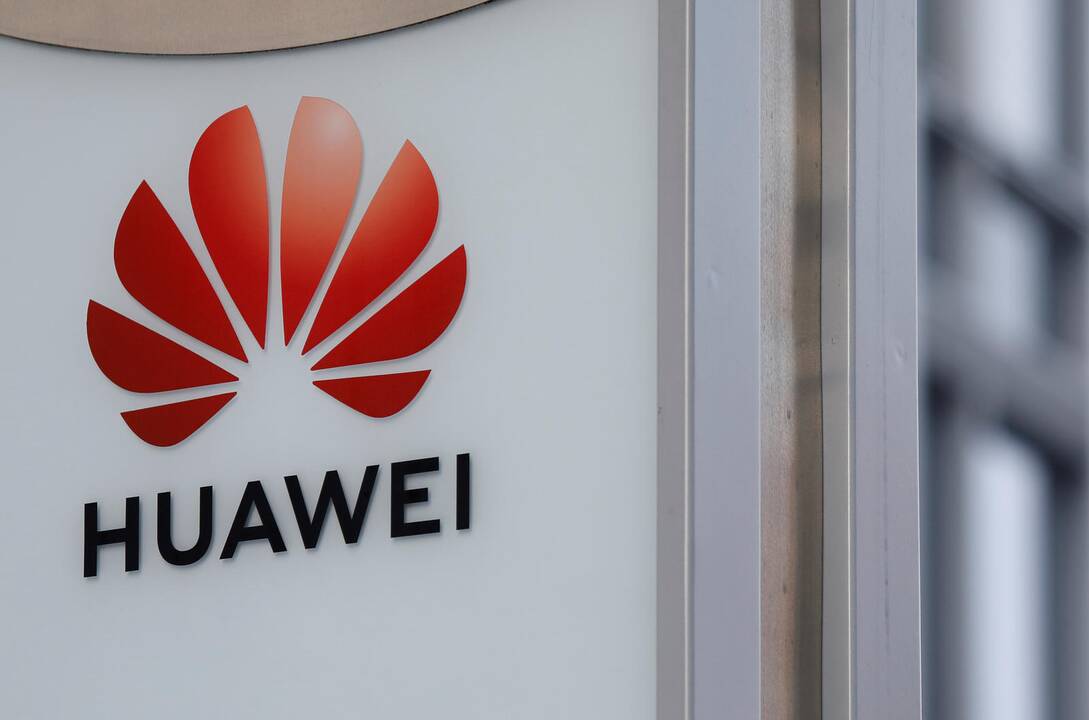 JAV pasiuntinys ES: klientai turėtų vengti „Huawei“ dėl saugumo sumetimų