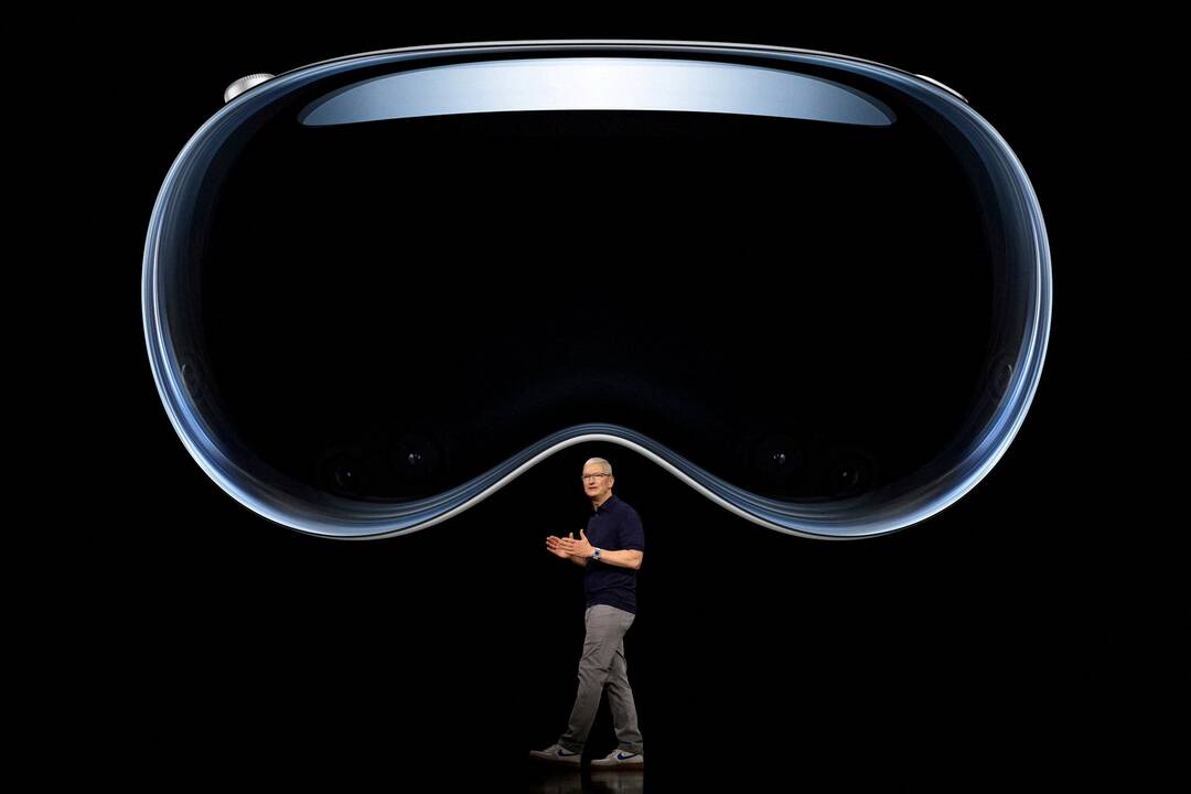 „Apple“ gerokai apkarpo mišriosios realybės akinių „Vision Pro“ gamybos planus 